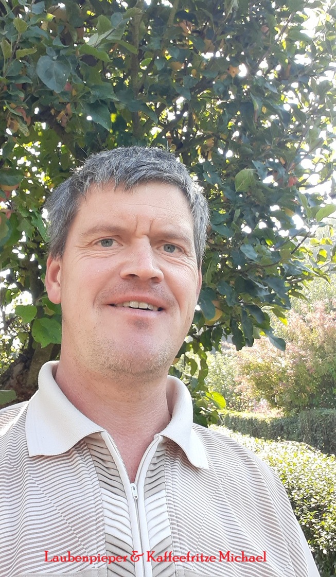 Laubenpieper Micha am Apfelbaeumchen Oktober 2025 - Leinegaerten