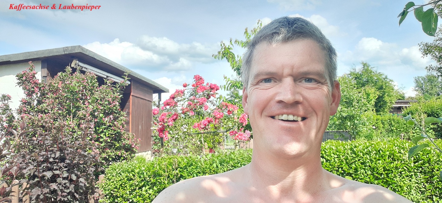 Laubenpieper Micha mit Blick in Nachbars Garten