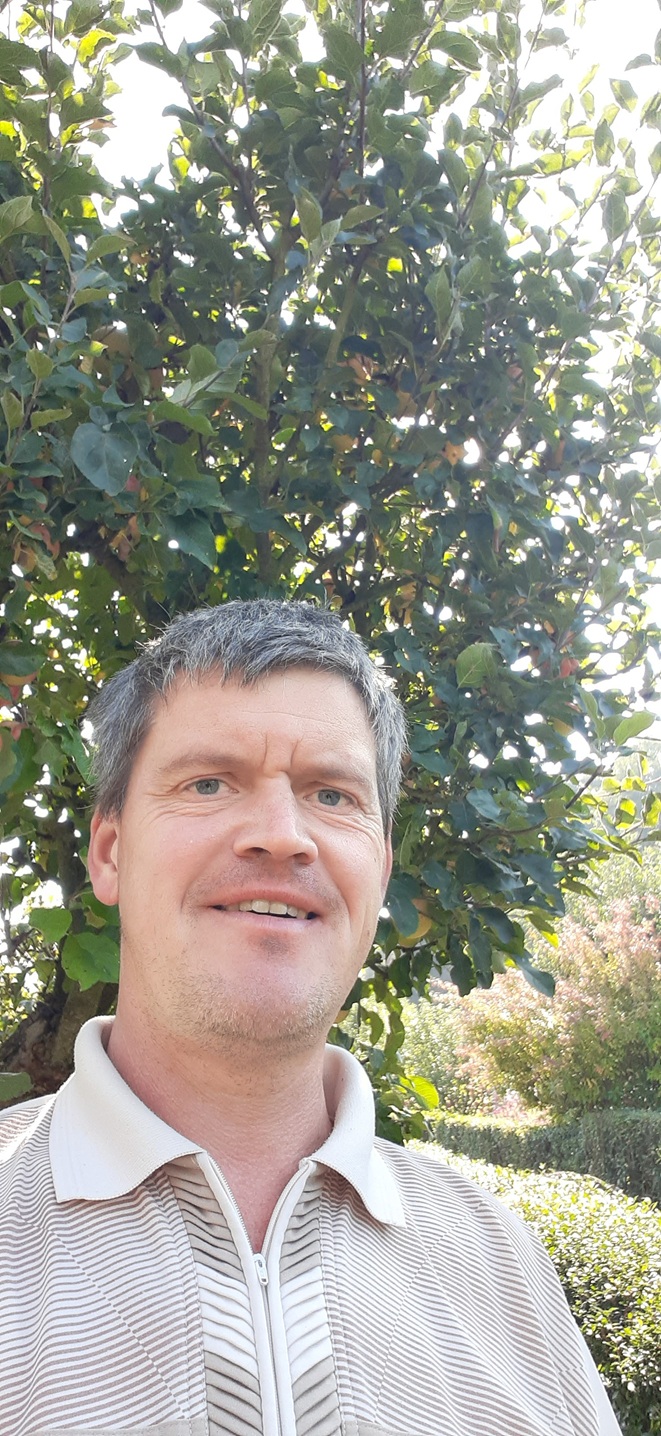Laubenpieper Micha vorm Apfelbaum - Leinegaerten