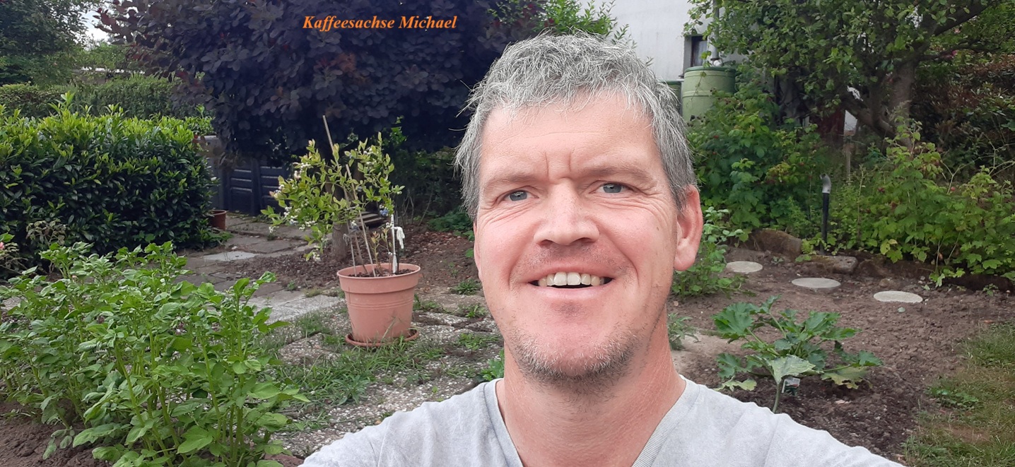 Laubenpieper Micha und Heidelbeere im Kuebel